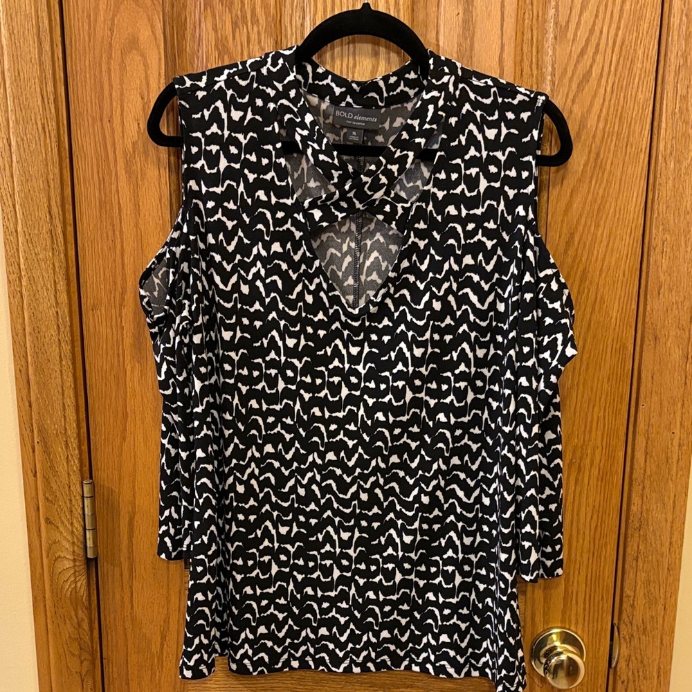 BOLD elements Black and White Abstract Cold-Shoulder Blouse